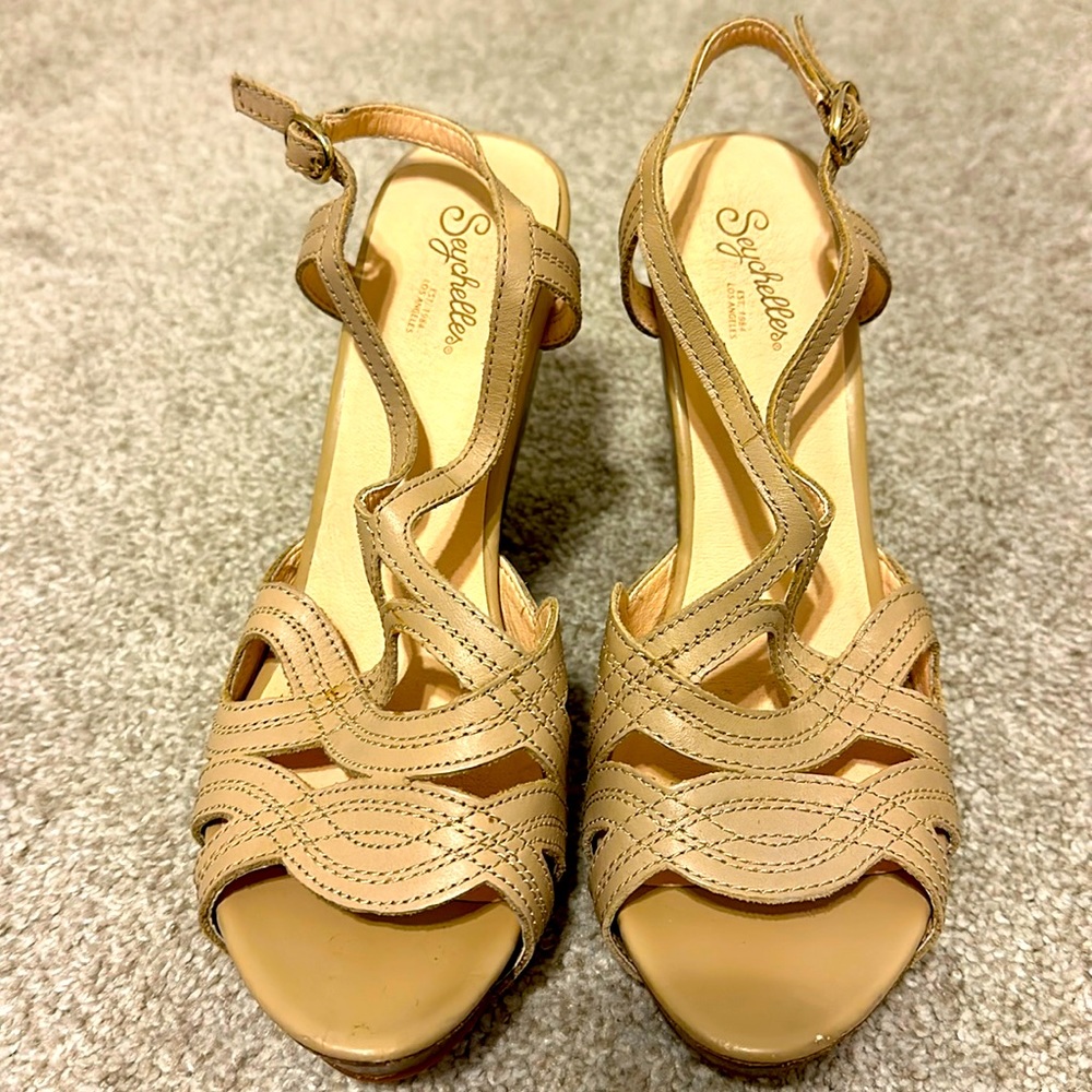 Crème wedges with gold hardware